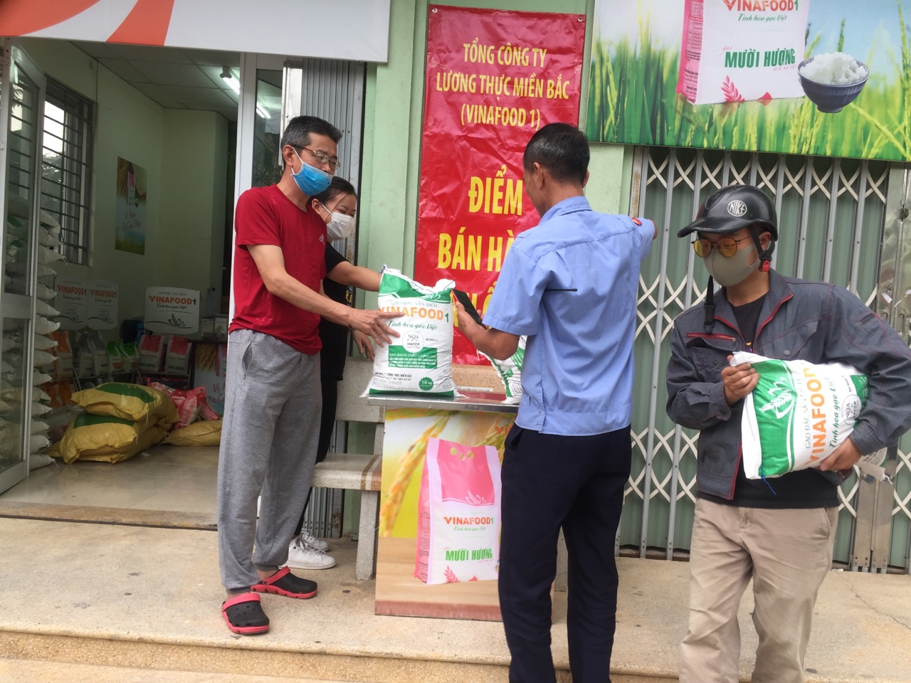 Người dân thủ đô Hà Nội đến mua gạo bình ổn giá của Vinafood1.