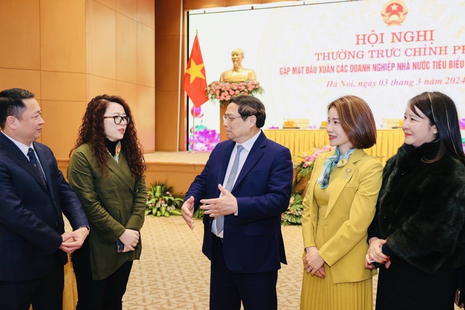 Thủ tướng Chính phủ Phạm Minh Chính (giữa) trao đổi với bà Bùi Thị Thanh Tâm và đại diện các doanh nghiệp tại Hội nghị Thường trực Chính phủ gặp mặt đầu xuân các doanh nghiệp nhà nước tiêu biểu trên toàn quốc ngày 3/3/2024. Ảnh: Vinafood 1.